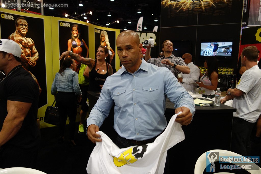 kevin-levrone-gear-nutra-booth-2013-mr-olympia-expo-2.jpg